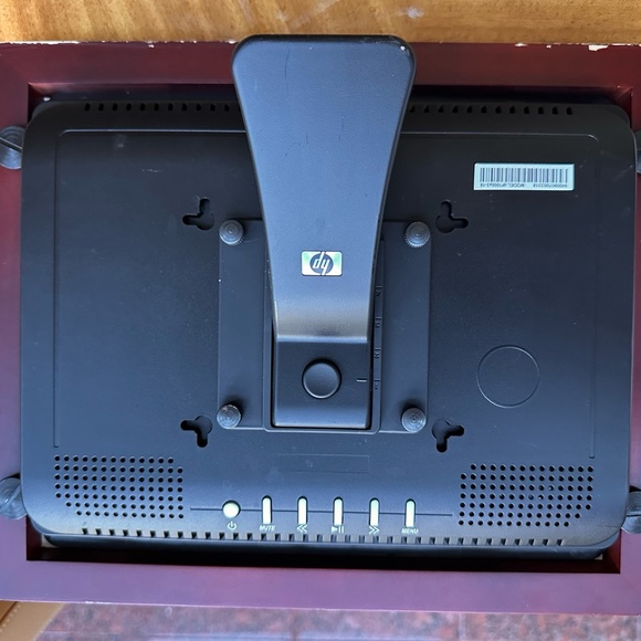 HP 10-1 inch digital picture frame - Picture 2 of 4